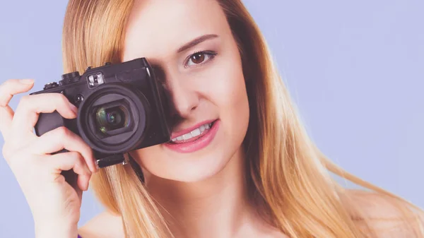 Mavi kamerada sarışın kadınla — Stok fotoğraf