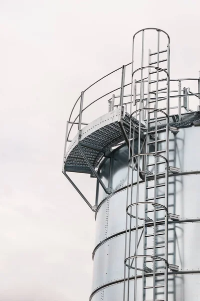 Escada de metal industrial com grade redonda — Fotografia de Stock
