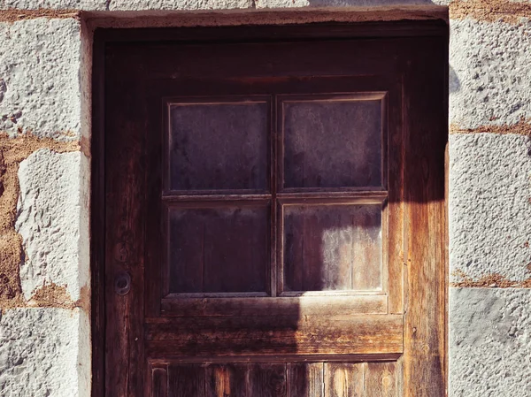 Старая деревянная дверь с окном — стоковое фото