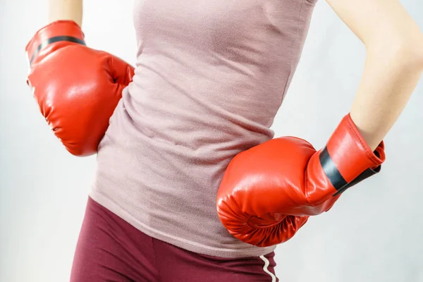 Жінка в боксерських рукавичках — стокове фото