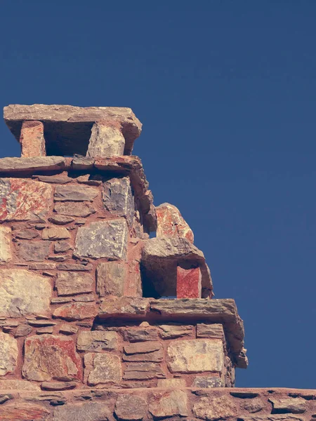 Sten gjort skorstenen på taket — Stockfoto