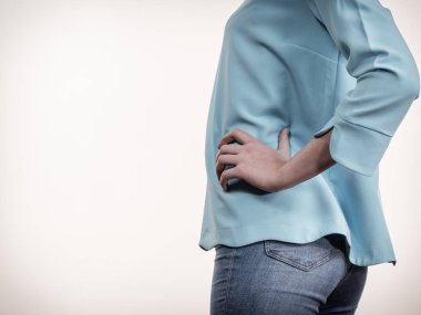 Sıradan kıyafetler giyen bir kadın.