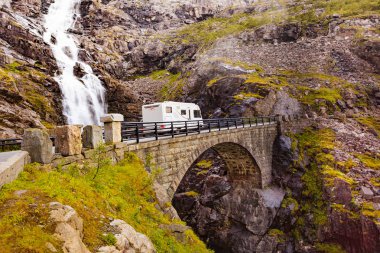 Camper araba Norveç dağlarında