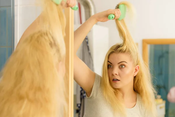 Triste mulher escovar o cabelo — Fotografia de Stock