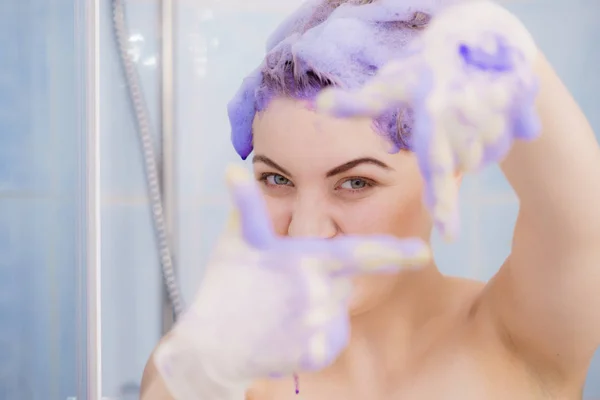 Mujer aplicando champú toner en su cabello — Foto de Stock