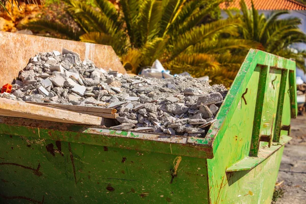 建設廃棄物が瓦礫が付いている金属容器 — ストック写真