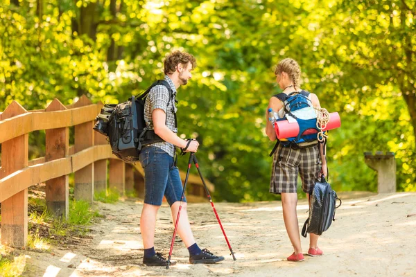 Genç çift gitar sırt çantası açık ile hiking — Stok fotoğraf