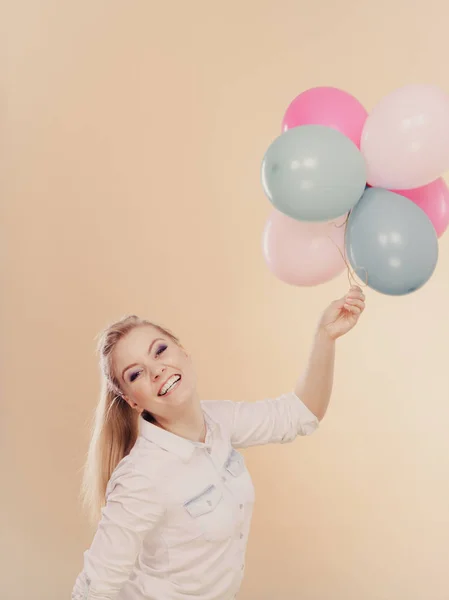Alegre chica jugando con coloridos globos —  Fotos de Stock