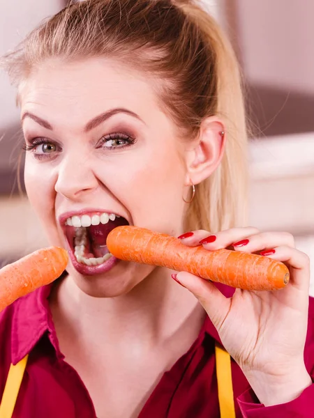 Woman Holding bijten wortel. — Stockfoto