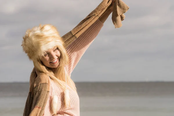 Fashionable woman on beach — Stock Photo, Image