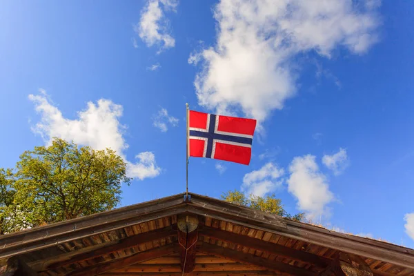 Норвежский флаг против голубого неба — стоковое фото