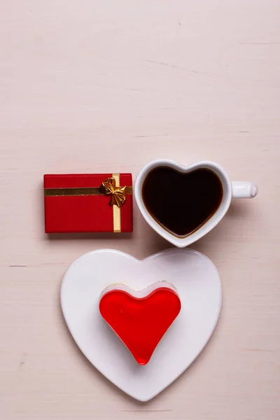 Corazón en forma de taza de café pastel y caja de regalo —  Fotos de Stock