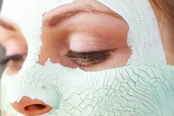 Ragazza con maschera di fango sul viso — Foto Stock