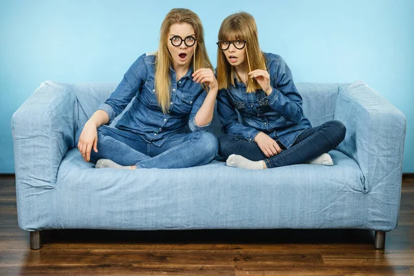 Sahte gözlük sopa üzerinde tutan iki şok kadın — Stok fotoğraf