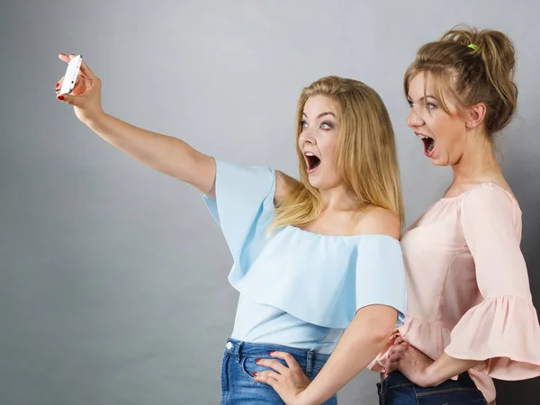여자 selfie를 복용 — 스톡 사진