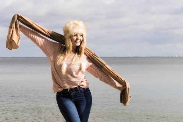 La mujer a la moda en la playa — Foto de Stock