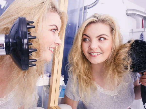 Frau macht Locken mit Haartrockner-Diffusor — Stockfoto