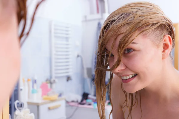 Женщина с мокрыми светлыми волосами — стоковое фото