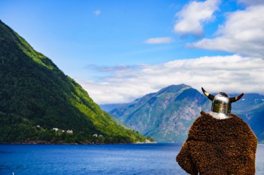Fjord Shore üzerinde Viking savaşçı, Norveç