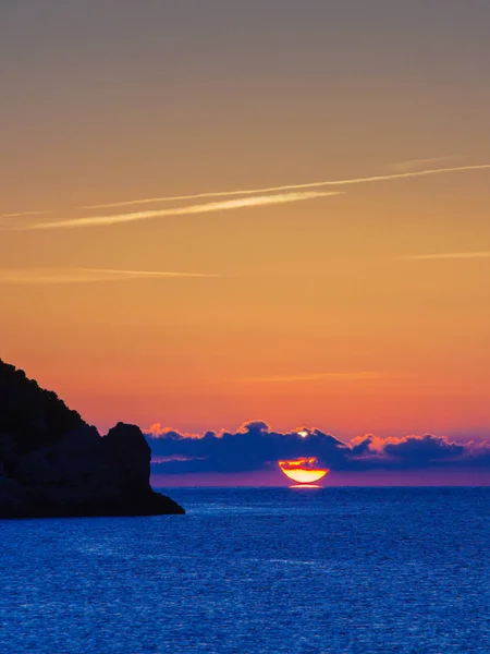 Napkelte vagy napnyugta-tenger felszínén — Stock Fotó