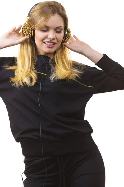 Dospívající žena nosí sluchátka — Stock fotografie