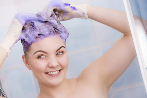 女性の髪にトナー シャンプーを適用します。 — ストック写真