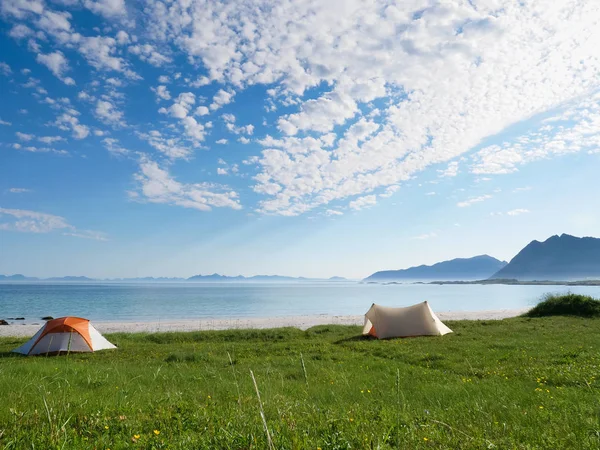 Paesaggio marino con tenda sulla spiaggia, Lofoten Norvegia — Foto Stock