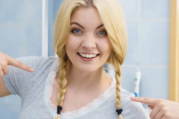 Mujer rubia encantadora en trenzas — Foto de Stock