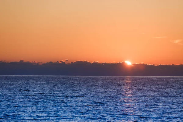 Alba o tramonto sulla superficie del mare — Foto Stock