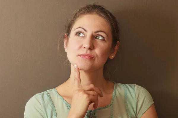 Mujer emocional reflexiva en el estudio — Foto de Stock