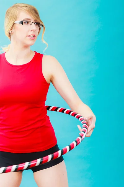 Uygun egzersiz yaparak hula hoop kadınla — Stok fotoğraf