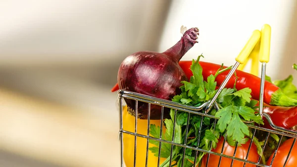 Winkelen backet met dieet groenten — Stockfoto