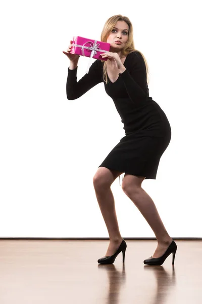 Ragazza in possesso di regalo scuotendo scatola regalo rosa — Foto Stock