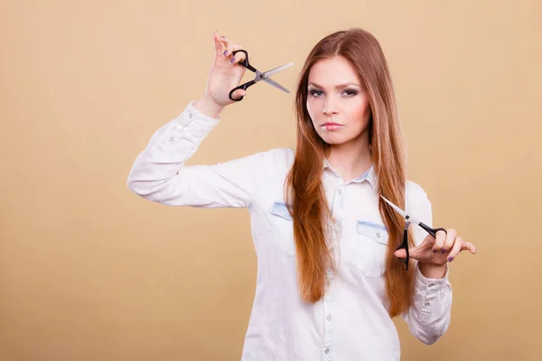 Giovane parrucchiere professionista con forbici . — Foto Stock