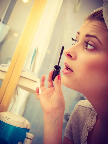 A fürdőszobában, alkalmazzák szempillaspirál szempillák nő — Stock Fotó