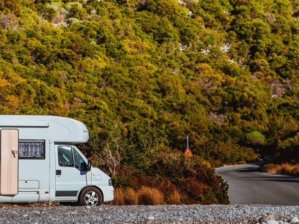 Camping-car camping-car sur la nature — Photo