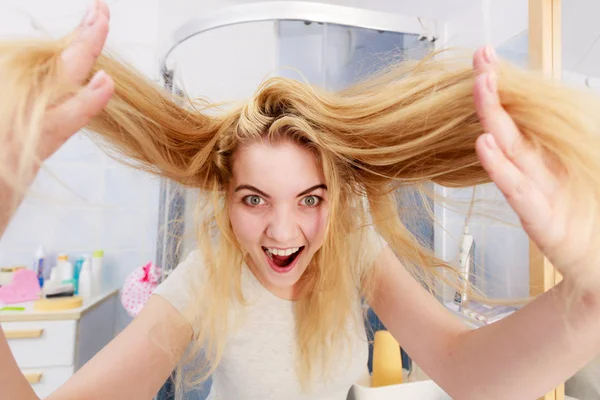 Mulher com cabelo loiro longo — Fotografia de Stock