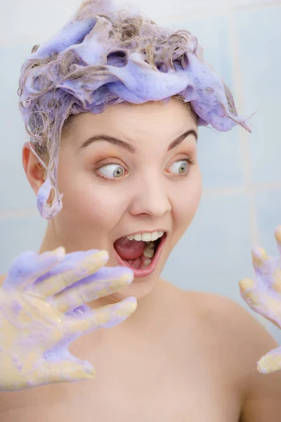 Mulher aplicando xampu toner em seu cabelo — Fotografia de Stock