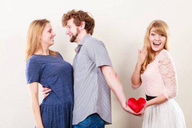 Yakışıklı adam ihanet kadınlar