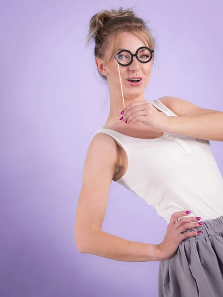 Eleganta kvinnan låtsas bär glasögon — Stockfoto