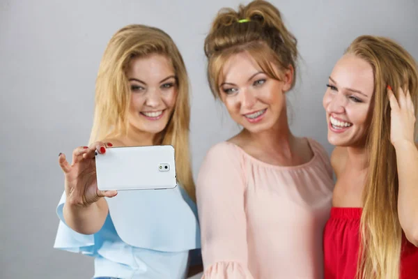 Modische Frauen machen Selfie — Stockfoto