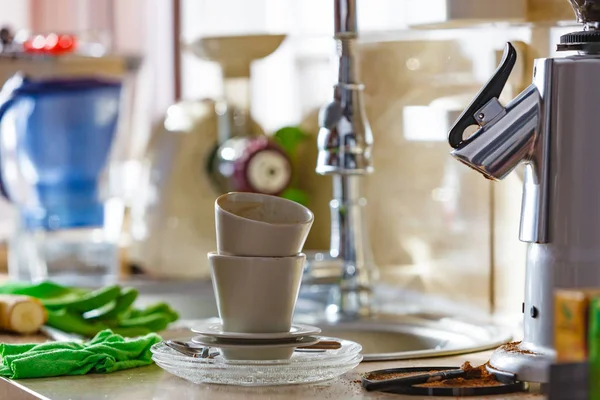 Piszkos csésze kávé után iszik, rendetlen konyha — Stock Fotó