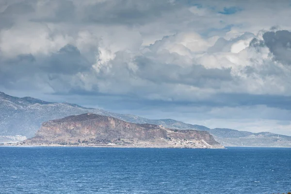 Widok na wyspę Monemvasia w Grecji — Zdjęcie stockowe