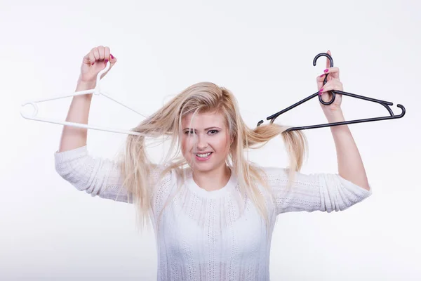 Mulher loira com cabelo no cabide de roupas — Fotografia de Stock