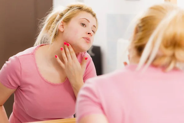 Mujer quitándose la máscara de la cara — Foto de Stock