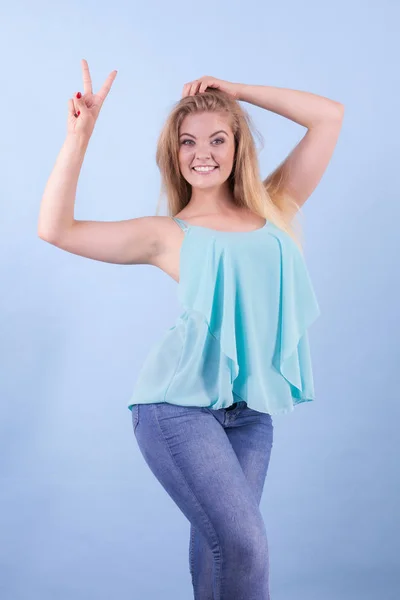 Glücklich positive modische Teenager-Frau — Stockfoto