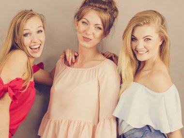 Olumlu bayan arkadaşlar eğleniyor.