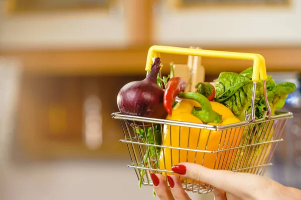 Winkelen backet met dieet groenten — Stockfoto