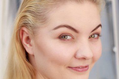 güzel bir kadın portresi kapatmak