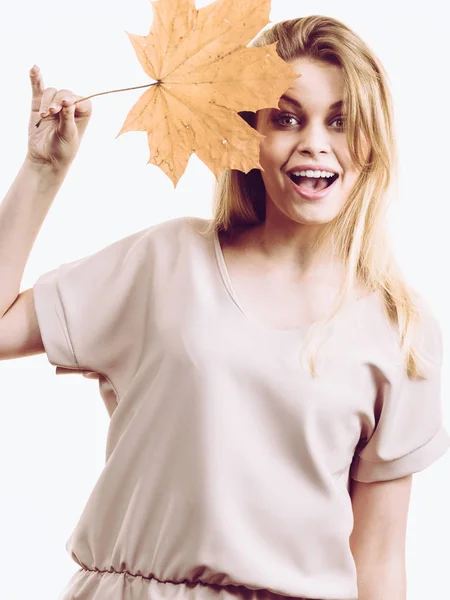 Woman holding maple leaf in hand — Stock Photo, Image